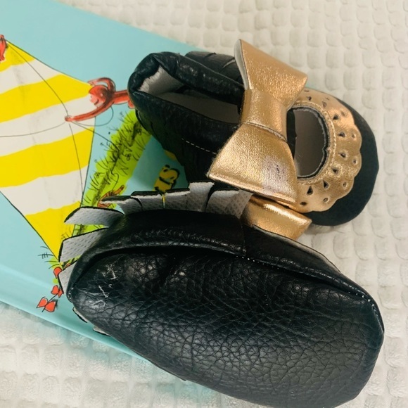 2 pairs Baby girl shoes.  Size 7 and newborn size - Picture 8 of 13